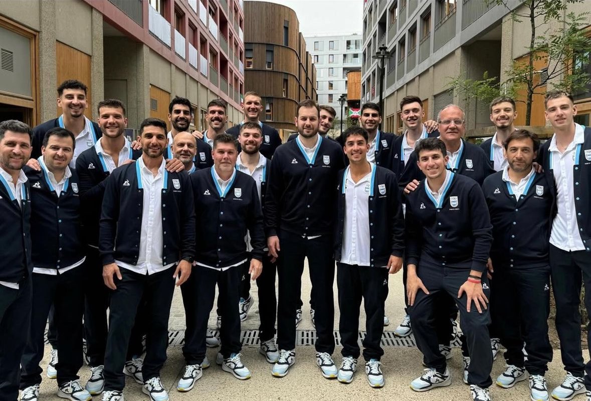 🇦🇷 ¡Las mejores fotos de nuestro abanderado y capitán, Luciano De Cecco, el primero de la historia en el vóley argentino, acompañado de Rocío Sánchez Moccia! 

👉 El resto de la Selección Argentina no fue parte del desfile debido al debut ante Estados Unidos 🇺🇸

📸 <a href="/coargentina/">viajesydestinos</a>