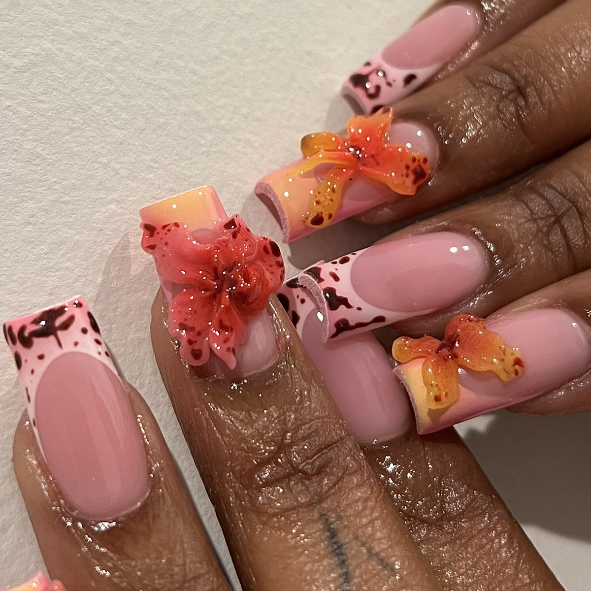 333acp's tweet photo. hand sculpted flowers by moi 🌸🌺 https://t.co/kjUJFOfW5h