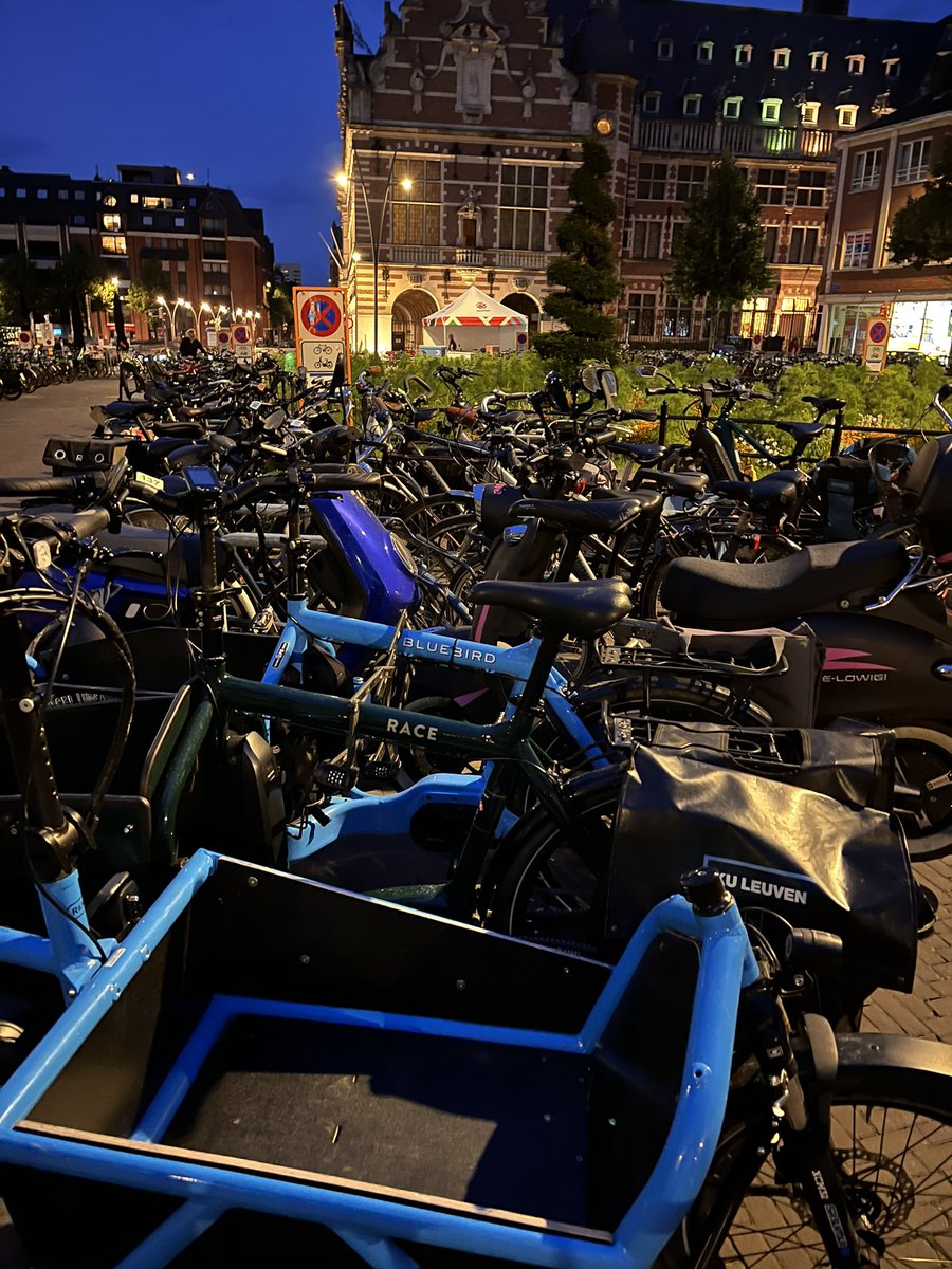 wflorizoone's tweet photo. Bomvolle bewaakte fietsenstalling op Hooverplein laat zien dat bezoekers van de Beleuvenissen massaal voor de fiets kiezen 👌🏽
Tegen volgende vrijdag capaciteit verdubbelen @BertCornillie ? 
#Beleuvenissen #Leuven https://t.co/yaHhnAuSsQ