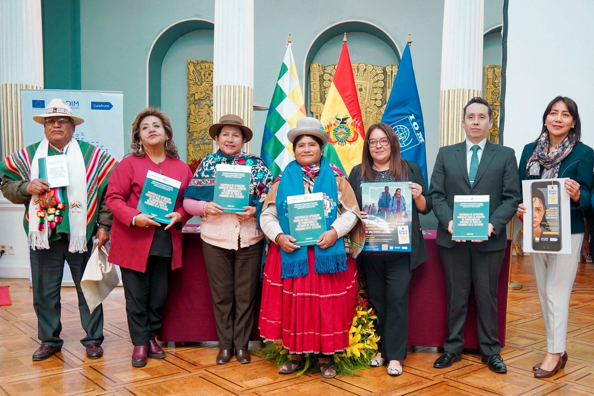 MRE_Bolivia's tweet photo. Nota de Prensa | Bolivia presenta protocolo para proteger a connacionales víctimas de trata de personas en el exterior
🔗 https://t.co/9TXNZflpE4
#DiplomaciaDeLosPueblos
#PorLaVida
#UnidosRumboAlBicentenario https://t.co/Zmu4PkAvw4