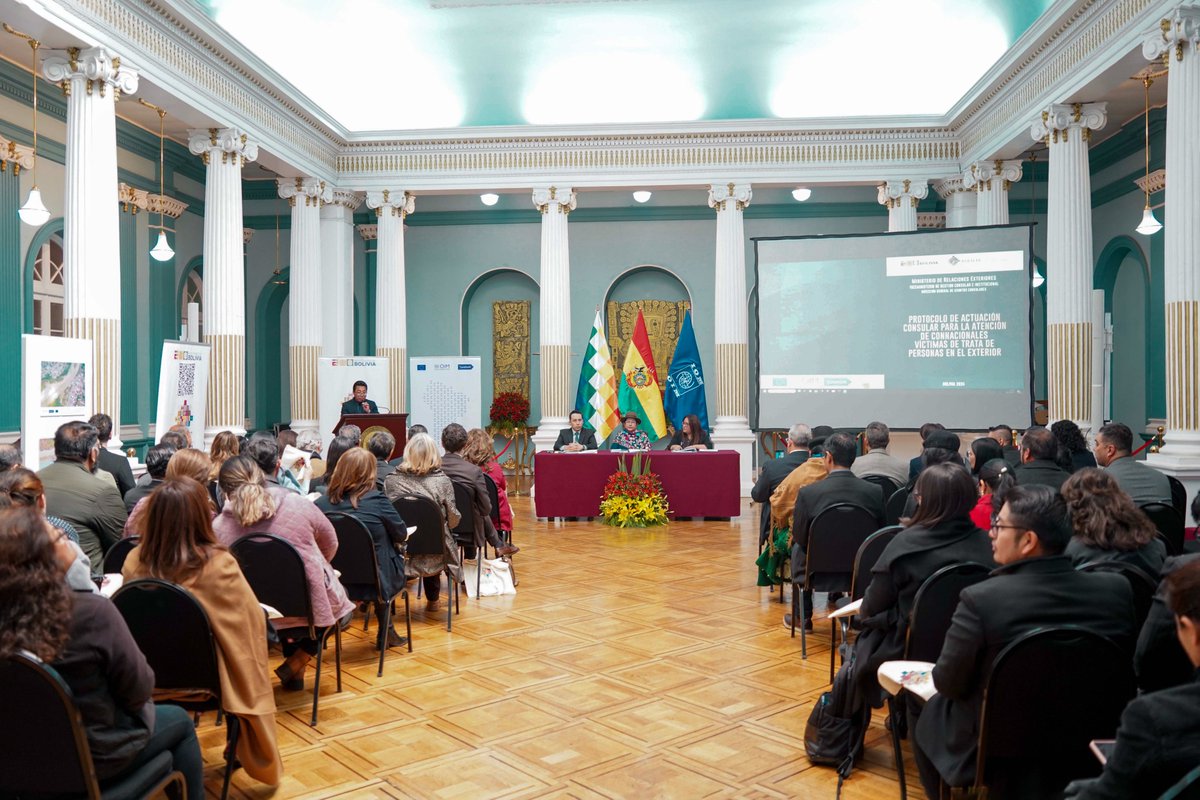 MRE_Bolivia's tweet photo. Nota de Prensa | Bolivia presenta protocolo para proteger a connacionales víctimas de trata de personas en el exterior
🔗 https://t.co/9TXNZflpE4
#DiplomaciaDeLosPueblos
#PorLaVida
#UnidosRumboAlBicentenario https://t.co/Zmu4PkAvw4