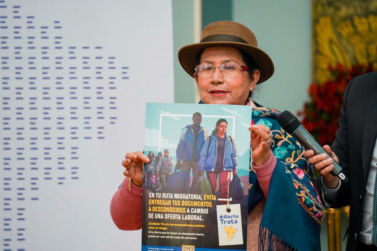 MRE_Bolivia's tweet photo. Nota de Prensa | Bolivia presenta protocolo para proteger a connacionales víctimas de trata de personas en el exterior
🔗 https://t.co/9TXNZflpE4
#DiplomaciaDeLosPueblos
#PorLaVida
#UnidosRumboAlBicentenario https://t.co/Zmu4PkAvw4