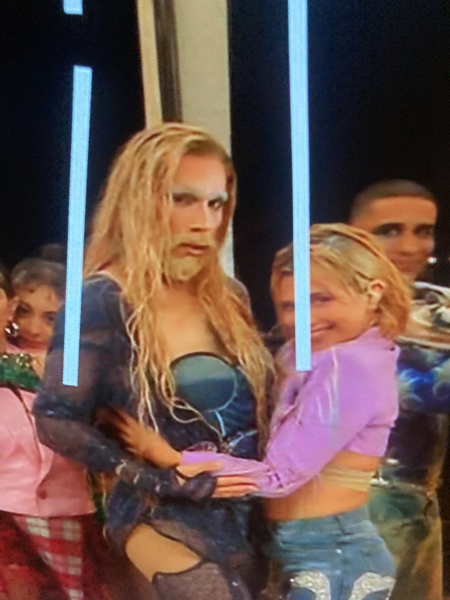 Was will man uns mit dieser bärtigen Transfrau und der minderjährigen Lolita suggerieren?

#Paris2024