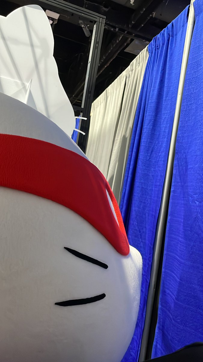 Hiding in the back eating a protein bar at #SDCC with <a href="/Catnipbravo/">Catnip Bravo</a>