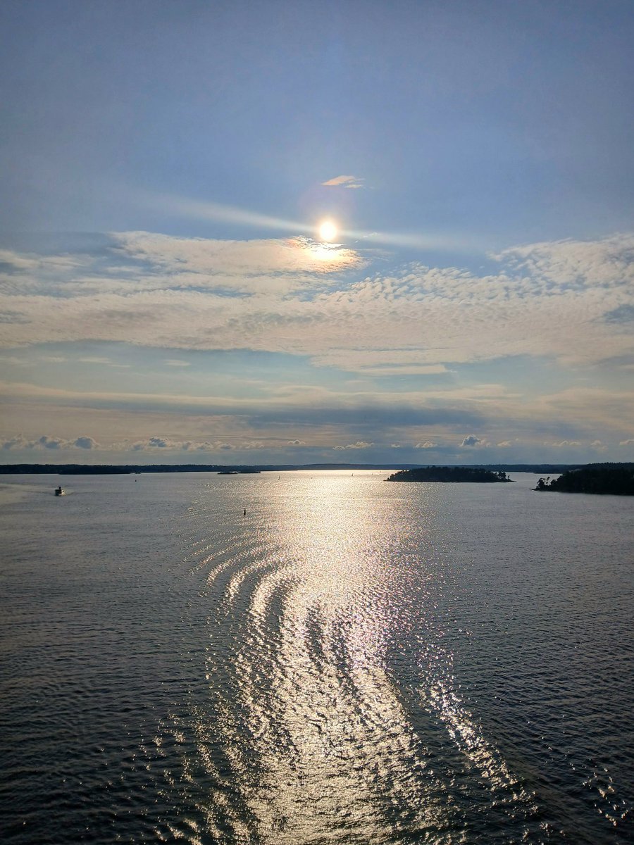 eHelenaBerg's tweet photo. Lempeät heinäkuun tuulet merellä. #July #Stockholm https://t.co/0ZgjqJp54b