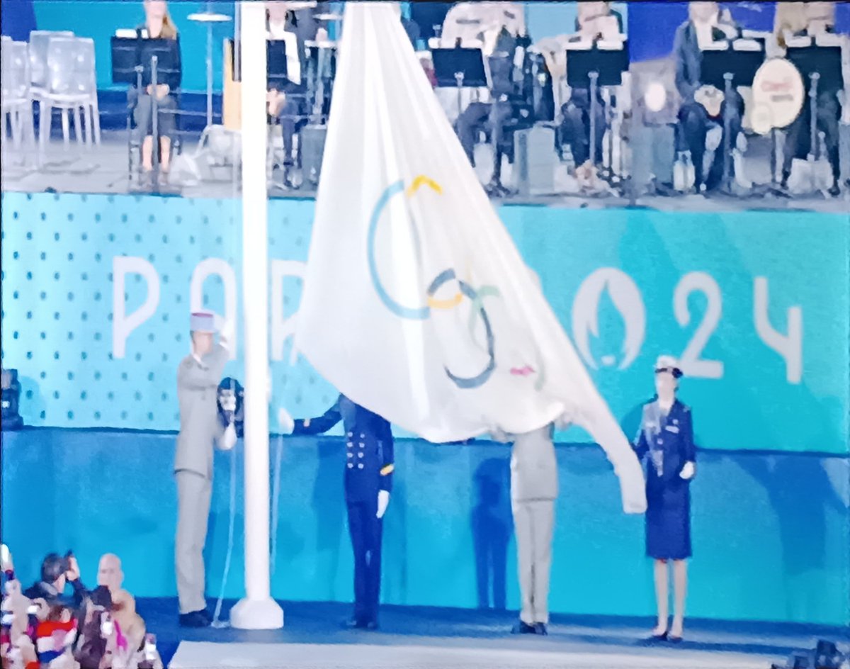 jeovanny0517's tweet photo. Colgaron la bandera olímpica al revés, y siguen saliendo mal las cosas... #CeremoniaDeApertura https://t.co/vN1f2Ml3vl