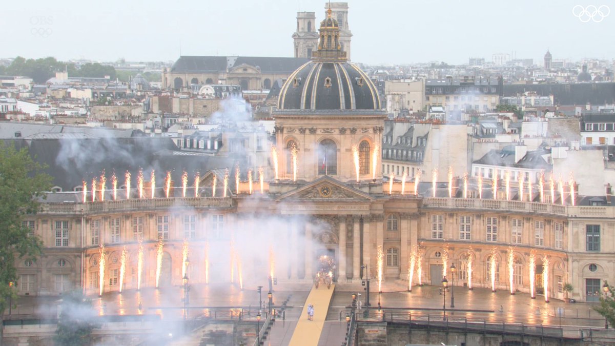 angieacostam_'s tweet photo. Para ser la primera vez que una ceremonia de inauguración no se hace en un estadio, Francia literalmente puso a París como todo un escenario. 

Destacando por qué es un referente cultural para el mundo entero. 

🇫🇷 Si les gustó el hilo los invito a compartirlo y a seguir. Cimer. https://t.co/dfYuDuklfj