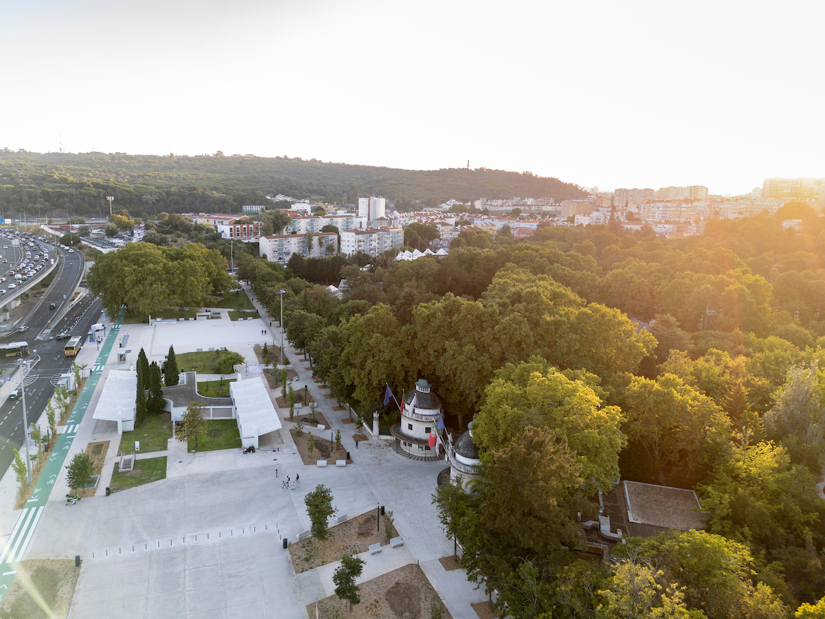 CamaraLisboa's tweet photo. Mais espaço para peões, mais zonas verdes com a plantação de 200 árvores, parque infantil, ciclovia e reorganização das paragens e medidas de acalmia de tráfego… assim é a nova Praça de Sete Rios. Mais uma zona em #Lisboa que a partir de hoje pode ser usufruída pelos cidadãos. https://t.co/WM7VvWFVwT