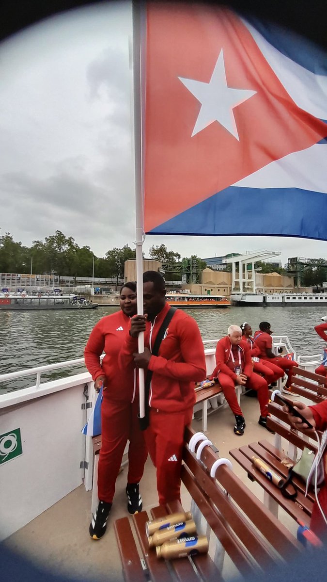 Un país con ustedes, todo nuestro pueblo los  admira . Adelante #Cuba 💪aquí van los hijos de #Fidel #CubaInspira