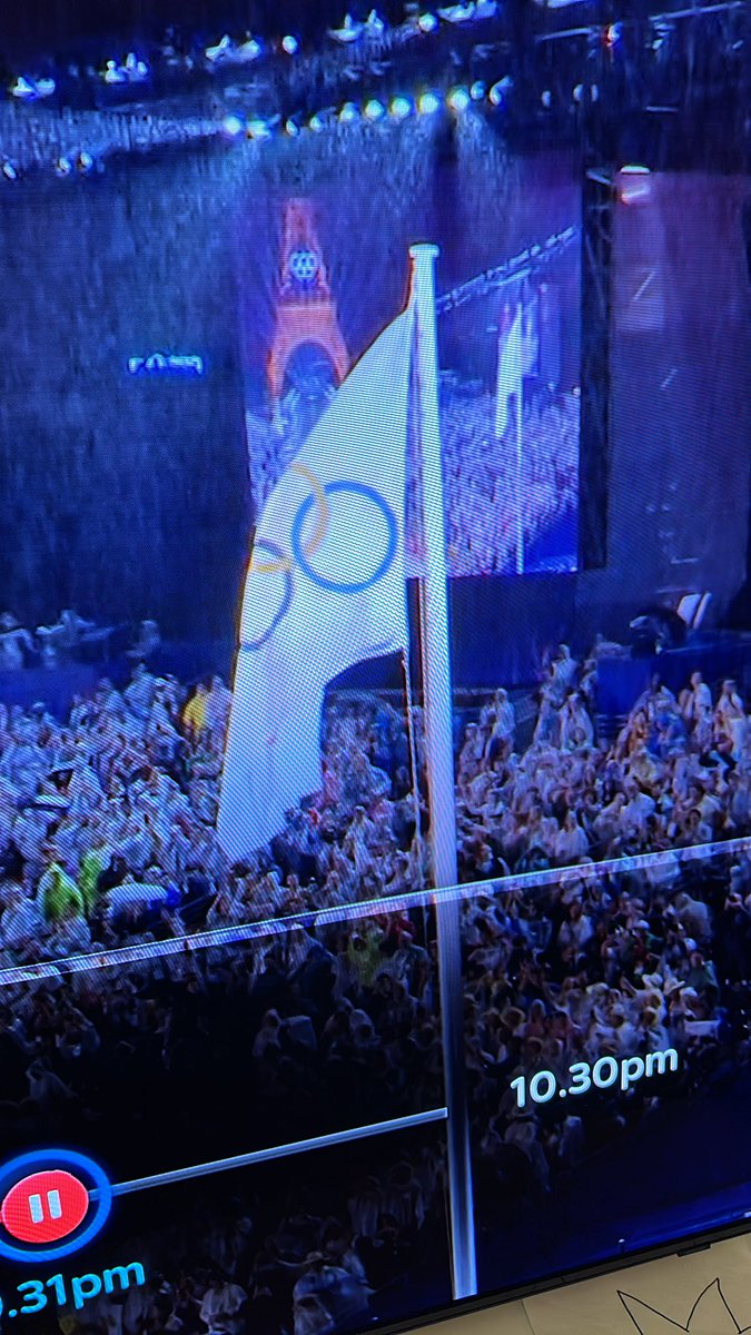 LeeQuelch's tweet photo. Errr somethings not quite right 🤔
 #OpeningCeremony https://t.co/EysOu2ZDBG