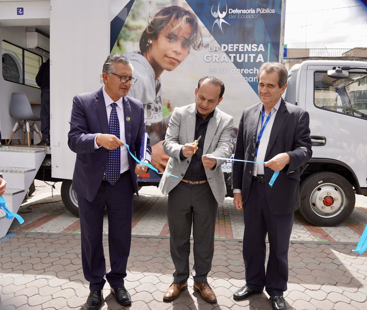 DefPublicaEC's tweet photo. #Hoy | La #DefensoríaPública, con el apoyo de @OIMEcuador y el @gad_de_mejia, inauguró el proyecto Ruta de los Derechos. 🚐

El Defensor Público General del Estado, Ricardo Morales Vela (@rwmvcnj), junto con José Iván Dávalos (@jidavaloss), representante de la OIM en Ecuador, y el alcalde de Mejía, Wilson Rodríguez, dio inicio a este proyecto, que llegará a los sectores olvidados del país para que la ciudadanía acceda a los servicios de defensa legal gratuita. 💪⚖️

#RutaDeLosDerechos #DefensaLegalGratuita #JusticiaParaTodos