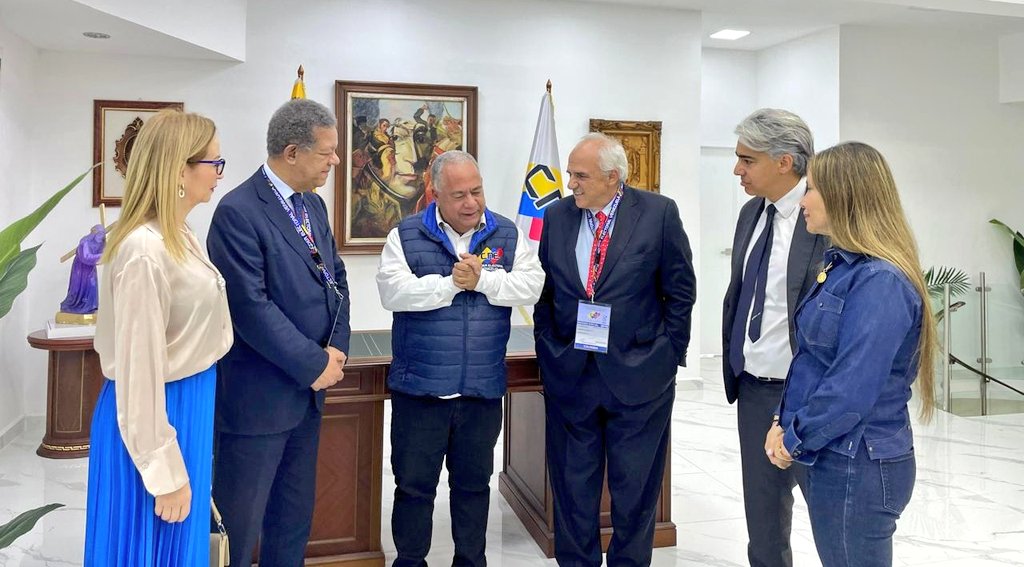 Estoy en Venezuela como observador de las elecciones reunido en el Consejo Nacional Electoral. Es importante acompañar procesos democráticos, por eso hay que ir a elecciones y no a eventos de proselitismo político como hicieron en Cúcuta. He visto un proceso en paz sin violencia.