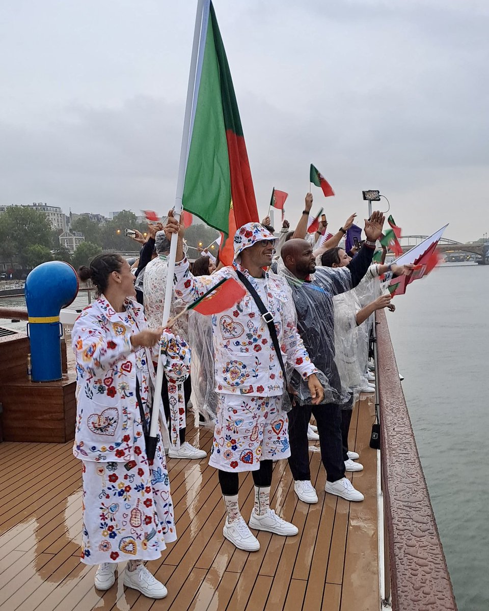 COPPORTUGAL's tweet photo. Uma mensagem de amor ao Mundo ❤️🇵🇹

A Equipa Portugal fez-se ouvir na Cerimónia de Abertura de Paris 2024, ajudando a pintar o Rio Sena.

#EquipaPortugal #AllezPortugal #Paris2024 https://t.co/70c3Yls3ig