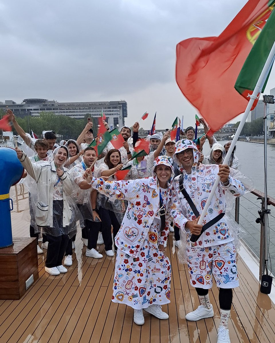COPPORTUGAL's tweet photo. Uma mensagem de amor ao Mundo ❤️🇵🇹

A Equipa Portugal fez-se ouvir na Cerimónia de Abertura de Paris 2024, ajudando a pintar o Rio Sena.

#EquipaPortugal #AllezPortugal #Paris2024 https://t.co/70c3Yls3ig