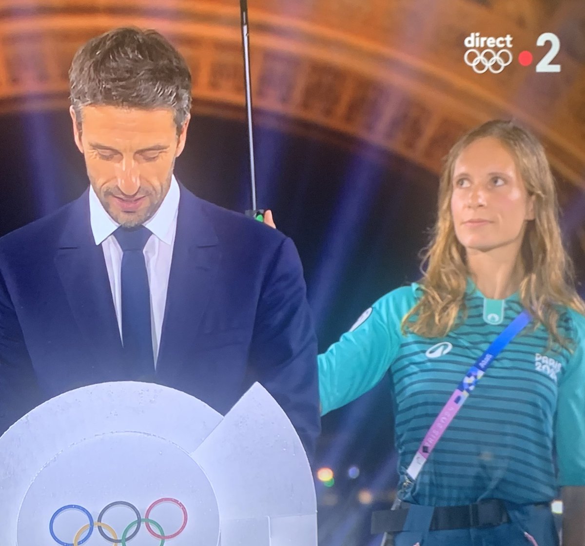 MathiasPogbaOff's tweet image. Elle aurait pas eu la médaille d’or en finale de « Tenir un Parapluie »