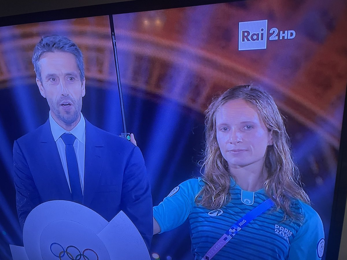 #Paris2024

Ma veramente era necessario non fargli rovinare il vestitino?