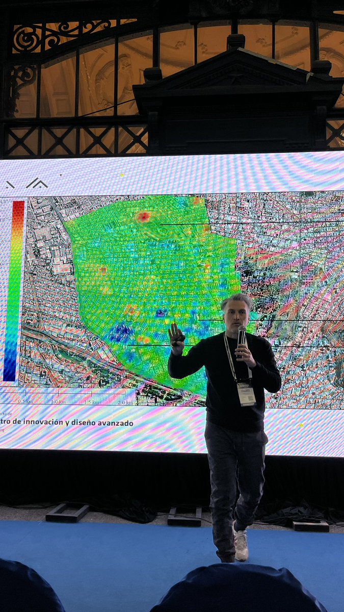 En la Expo Smart City <a href="/abg_briceno/">Andrés Briceño Gutiérrez</a> de <a href="/cinnda_cl/">Cetro de innovación y diseño avanzado</a> contando la experiencia de <a href="/TerritorialData/">Territorial Data Solutions</a> en  monitoreo medioambiental e islas de calor para la <a href="/Muni_Indep/">Municipalidad de Independencia</a>
