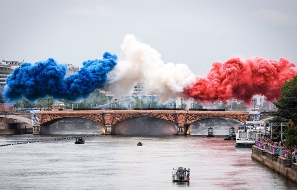 Quel bonheur que cette image du pont d’Austerlitz fasse le tour du monde

Ce soir, c’était un message de paix, de rassemblement et d’accueil du monde. 

Une France 🇫🇷 fière de son histoire et de sa culture  et capable d’audace et de folie.

J’❤️ Paris, ville de l’amour.