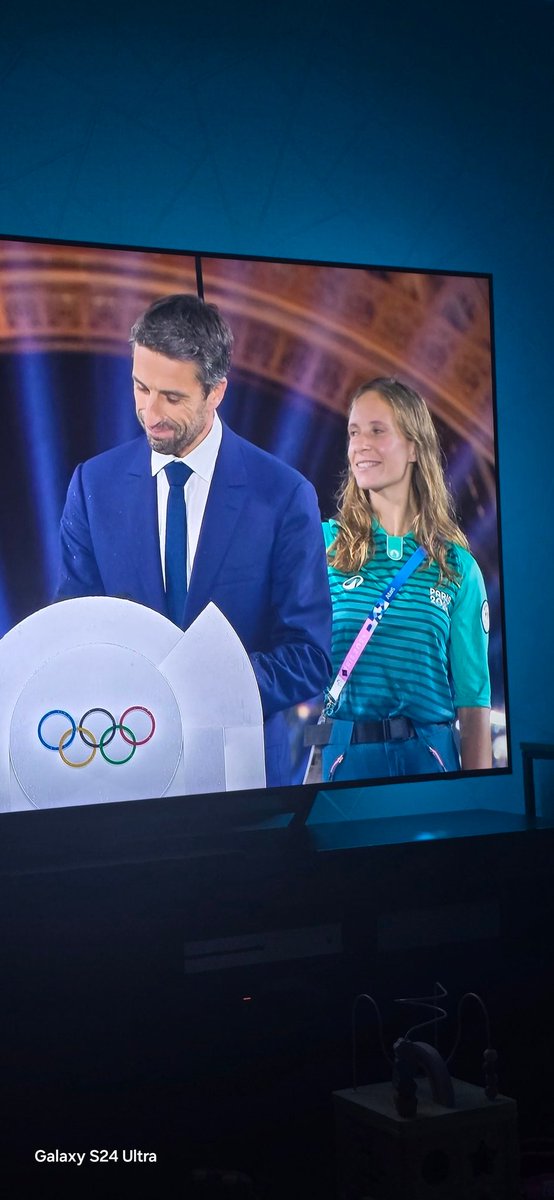 ChrisFish88's tweet photo. Most exciting part of this is hoping this umbrella falls 😂😂her arm was shaking like fck #OpeningCeremony https://t.co/3FpisQb6yn