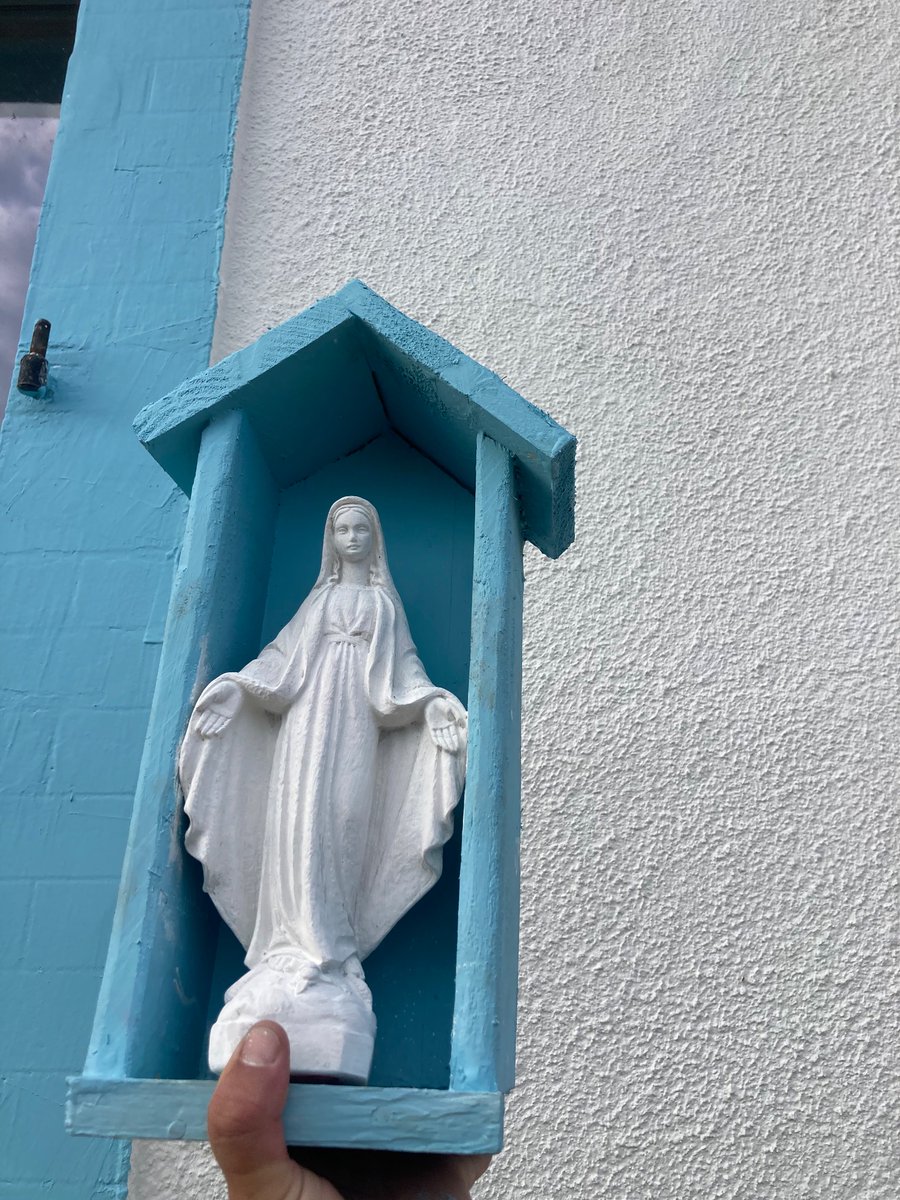 ToqueFreres's tweet photo. @MarionMarechal Idem, un désastre 

Du coup j’ai planté un Olivier dans le jardin et j’ai mis une statuette de la Madone sur la façade :) https://t.co/B5KHRE35Jl