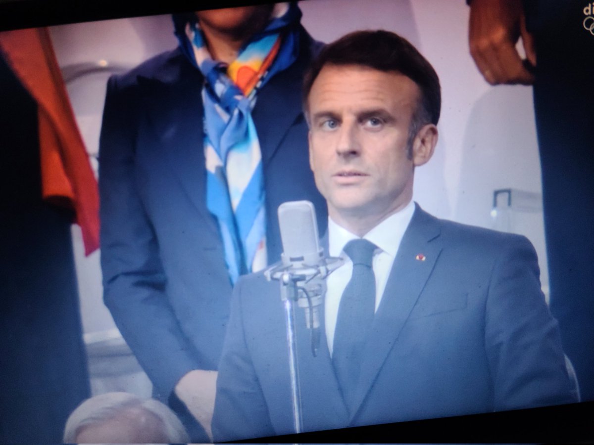 HSCB43565113's tweet photo. Macron sifflé et hué, la petite et seule victoire de cette cérémonie des JO.
#Macron 
#ceremoniedouverture 
#JO2024 https://t.co/WmM8OMknMT