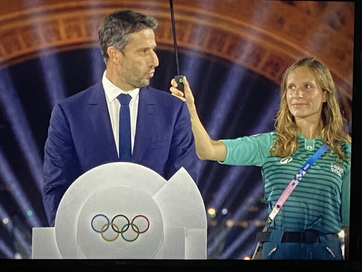 jonatancortes's tweet photo. #Paris2024 please a new Umbrella Holding discipline in Olympic Games. 

This woman is gold https://t.co/mjw1A8lKaD