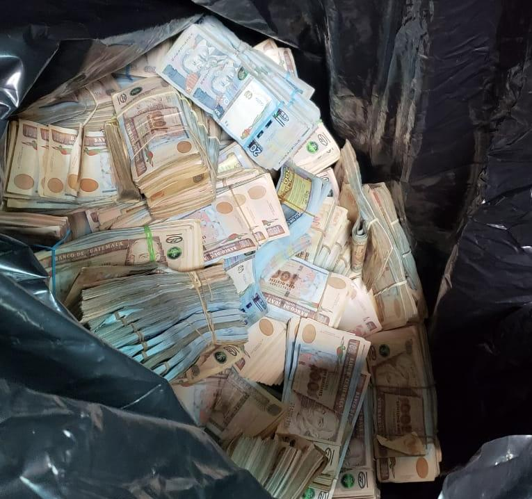 Para los diputados de Xela también hicieron ofrecimientos en millones de quekzales 

73 millones en obra con lo que los diputados quetzaltecos tendrán la bicoca de 22 millones de COIMA

Para el artifice Luis Contreras también se fueron al vaso, centenas de millones derrochadas.