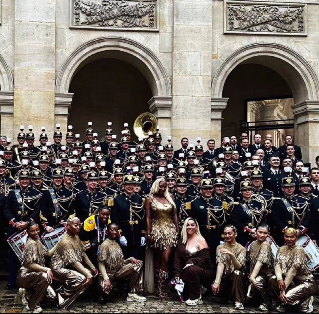 🇫🇷💂‍♀️Aya Nakamura avec la garde républicaine ! #Paris2024