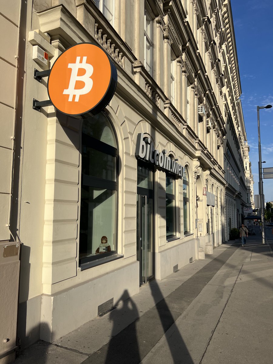 alphabet_dk's tweet photo. Και εκεί που βολτάρω στην Βιέννη μου πετάγεται ξαφνικά αυτό μπροστά μου 🤯

Υ.Γ. Μπήκα μέσα μίλησα με τον CEO εντάξει bullish μου είπε ⚡️

#Bitcoin #Austria #Vienna https://t.co/vhDse9KDna