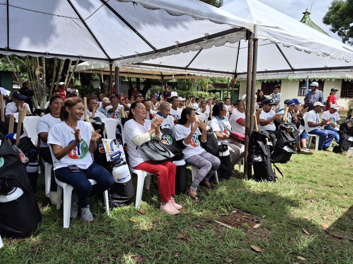 SunagroAma's tweet photo. Hoy viernes #26Jul el Gobierno Bolivariano del estado Amazonas, en conjunto con el Estado Mayor de Alimentación de la entidad y el @MinagrourbanaV, realizaron un acto para la entrega de los Kit Trabuco CLAP a 63 productores y productoras Agrourbanos.

#TriunfaLaEsperanza https://t.co/9mA4Id6JLC