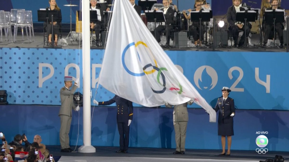 driecel's tweet photo. No me puedo creer que han izado la bandera de los JJOO al revés 😐😐😐 #Paris2024 #protocolo https://t.co/caSRia46ah