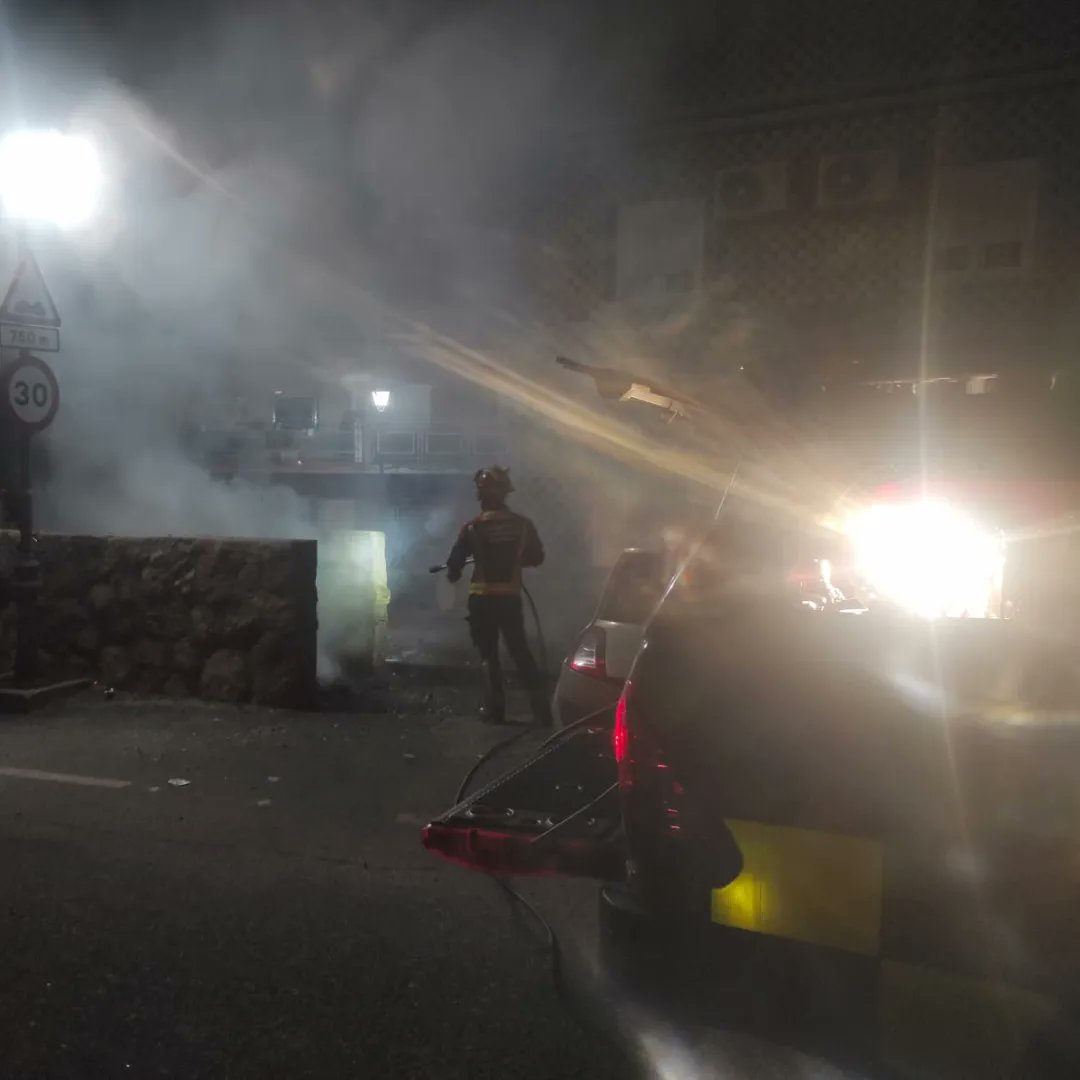 Pcbomberosvla's tweet photo. Nuevamente, somos activados de madrugada por la quema de contenedores en nuestra villa. Acudimos a apagarlos, saldandose la salida con daños materiales en el mobiliario urbano.

#proteccioncivillaadrada#lasprotescuentan #LaAdrada #bomberosforestales #bomberosvoluntarios https://t.co/qKPsoeWkIj