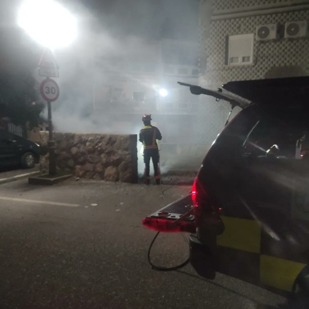 Pcbomberosvla's tweet photo. Nuevamente, somos activados de madrugada por la quema de contenedores en nuestra villa. Acudimos a apagarlos, saldandose la salida con daños materiales en el mobiliario urbano.

#proteccioncivillaadrada#lasprotescuentan #LaAdrada #bomberosforestales #bomberosvoluntarios https://t.co/qKPsoeWkIj