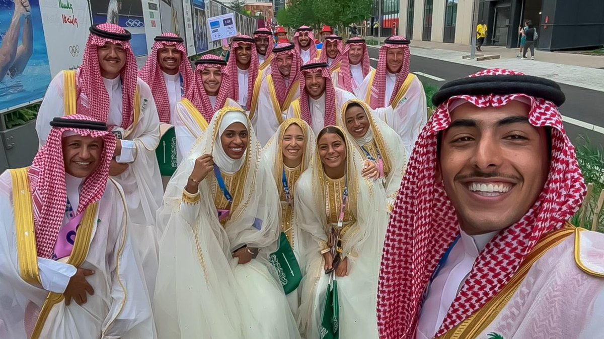 Badermasaker's tweet photo. 🇸🇦🇸🇦
اعتزازنا دوما براية الوطن خفاقة في كل محفل..
واعتزازنا كذلك بهويتنا الوطنية التي تحضر في أولمبياد #باريس2024 
وفق الله أفراد فريقنا السعودي المشارك وجهود اللجنة الأولمبية السعودية. https://t.co/EYPfce2nlB