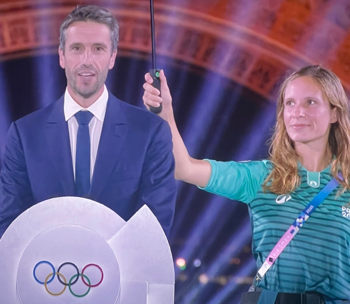 J’aime l’espièglerie de la pluie , qui a rendu mondialement célèbre cette volontaire qui abritait Tony Estanguet pendant son discours. Brassens l’aurait mieux chantée! #ceremoniedouverture