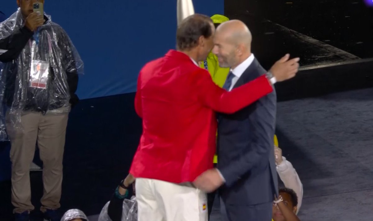 marca's tweet photo. Ha aparecido Rafa Nadal!! y ha recogido la antorcha.

Espectacular https://t.co/JmGd8cGzl1