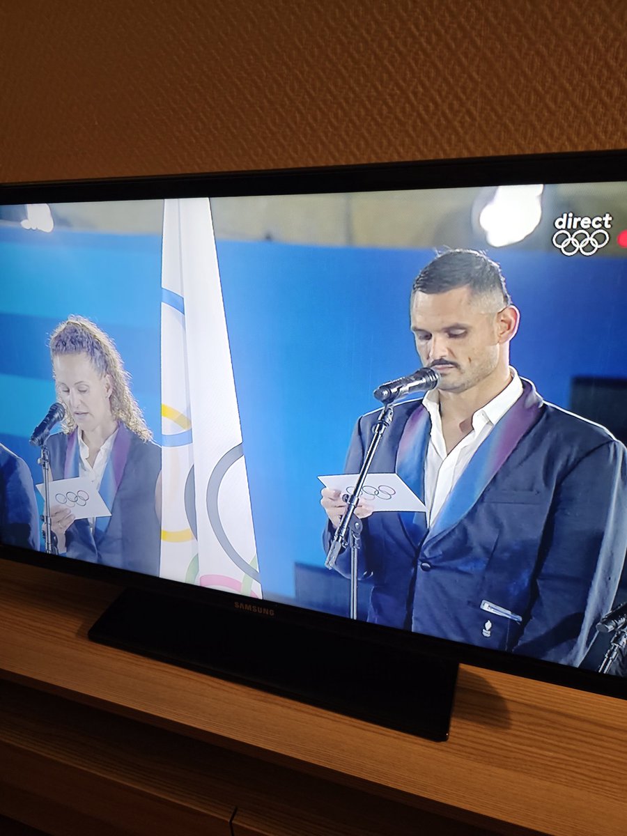 Voor fashion capital city Paris  is dit wel beetje faal die slechtzittende kleding van officials. Kreukels slechte naden. Hoe dan?   #Paris2024