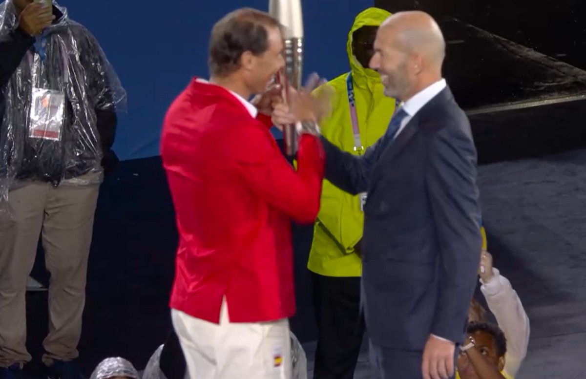 EPdeportes's tweet photo. ¡Aparece Rafa Nadal junto a Zinedine Zidane para arrancar el último tramo de relevos con la antorcha!

#Paris2024 #CeremoniaDeApertura https://t.co/Wy4TptPPo0
