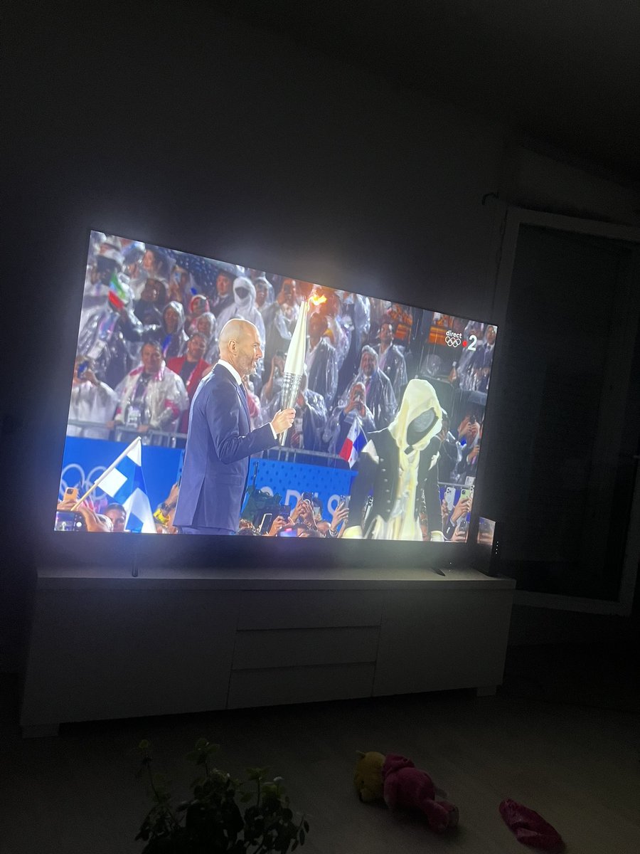 Après avoir faire le tour de Paris depuis est couru sauter partout il remet la flamme à. <a href="/ZidaneOfficial_/">Zinedine Zidane </a>  

#JO2024