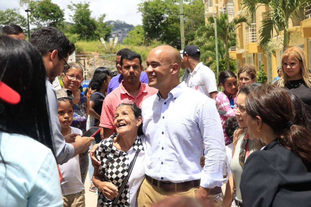 Héctor Rodríguez C. (@hectorodriguez) on Twitter photo En el urbanismo Ciudad Lebrún de Petare iniciamos un proyecto de gasificación, donde estamos ampliando la red doméstica y adecuando las líneas internas de los apartamentos. Hoy conectamos a los primeros 45 apartamentos y muy pronto tendremos todas las torres listas. 
¡Seguimos En el urbanismo Ciudad Lebrún de Petare iniciamos un proyecto de gasificación, donde estamos ampliando la red doméstica y adecuando las líneas internas de los apartamentos. Hoy conectamos a los primeros 45 apartamentos y muy pronto tendremos todas las torres listas. 
¡Seguimos
