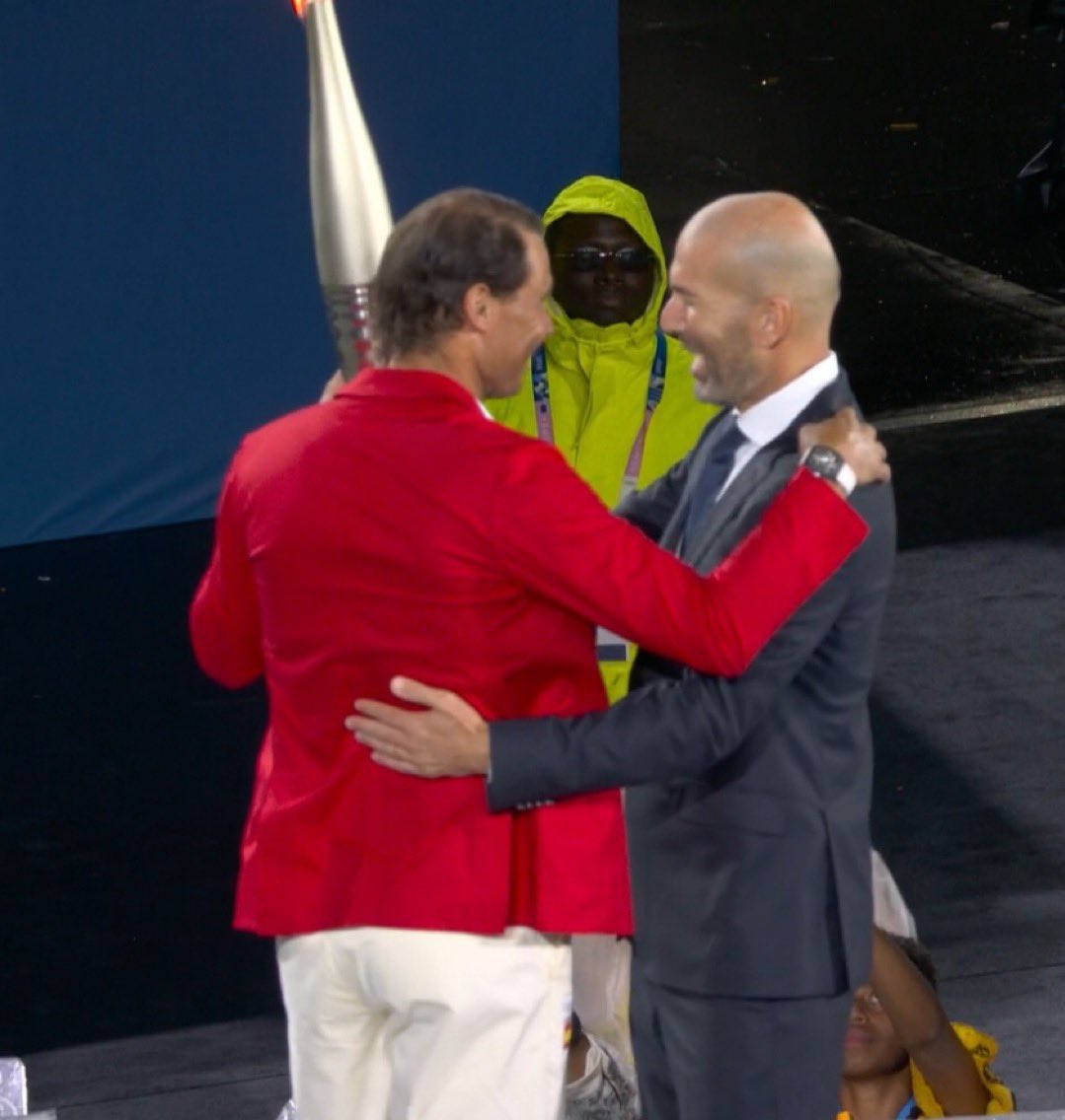 Zinedine Zidane le entrega la antorcha olímpica a Rafa Nadal.

Esta foto es historia del deporte.