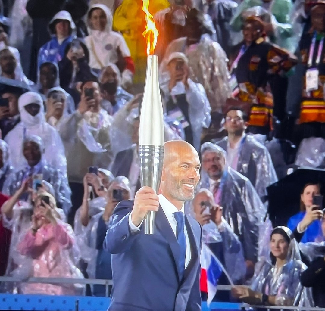 Zizou with the #Olympics torch 🔥