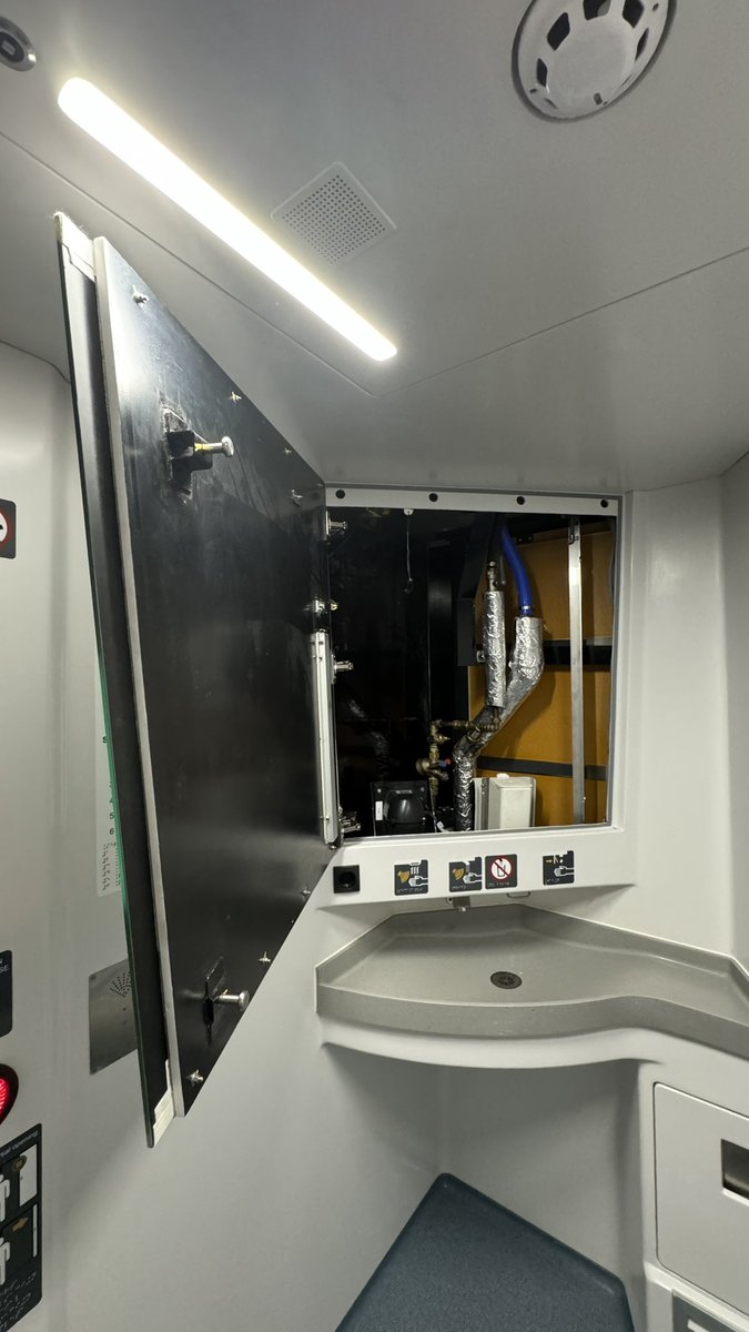Letsuarez's tweet photo. Hola de nuevo @Renfe. Sólo deciros que el espejo del baño de tren es una fantasía. ¿Es una salida secreta? Con tanto vaivén en el AVLO igual encontráis a alguien decapitado. Por si queréis echarle un vistazo. De nada #renfers 😉 https://t.co/iZbaTlgp0e
