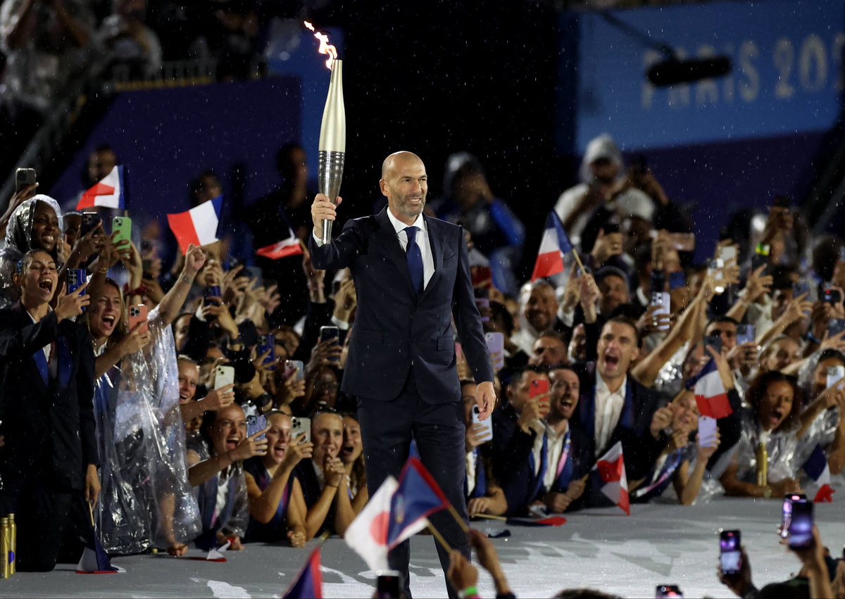 Nic0_OM's tweet image. L’arrière plan est phénoménal. Ça en dit tellement long sur la légende qu’est le mec.