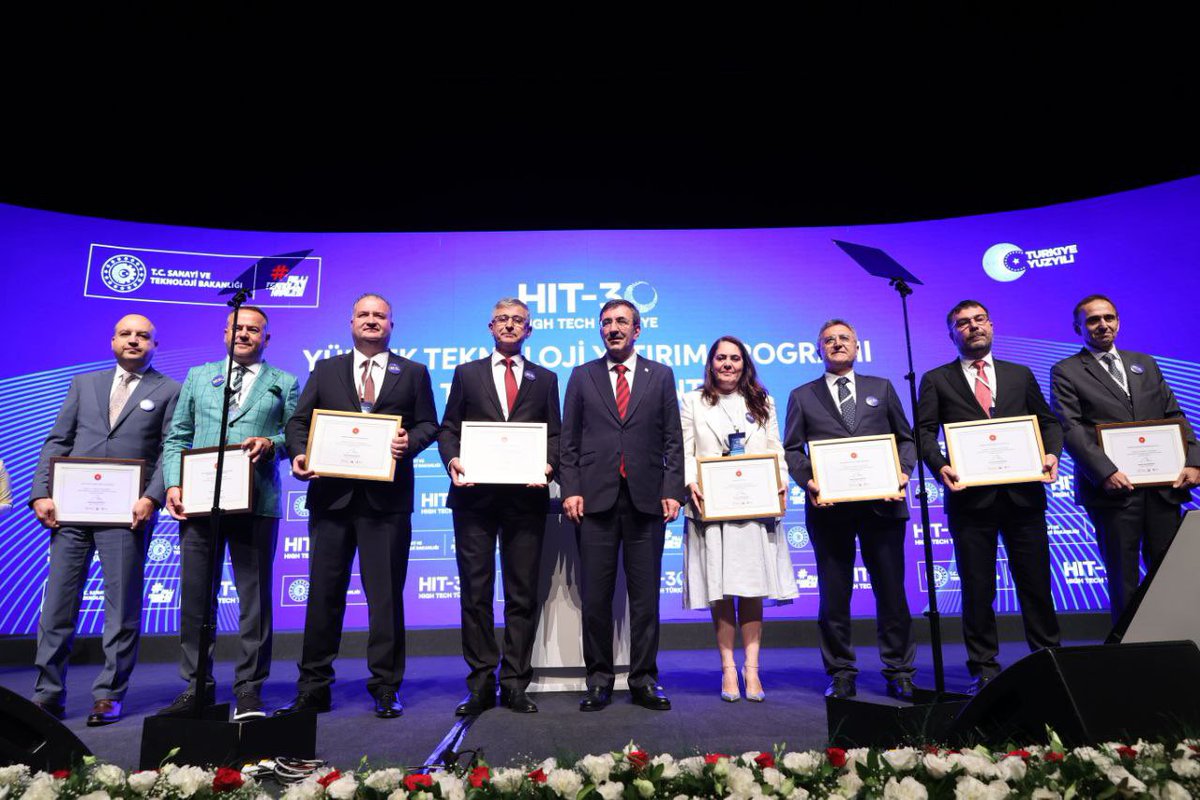 mfatihkacir's tweet photo. Sayın Cumhurbaşkanımızın katılımıyla gerçekleştirdiğimiz HIT-30 Yüksek Teknoloji Yatırım Programımızın Tanıtım Toplantısına katılan Cumhurbaşkanı Yardımcımız Sayın @_cevdetyilmaz, Ticaret Bakanımız Sayın @omerbolatTR ve Tarım ve Orman Bakanımız Sayın @ibrahimyumakli da yatırımcılarımıza teşekkür belgelerini takdim ettiler.

Sayın Cumhurbaşkanımızın liderliğinde, Cumhurbaşkanı Yardımcımız ve  bakanlarımızla birlikte Türkiye’yi yatırımlarla buluşturmak için çalışmaya devam edeceğiz. 🇹🇷