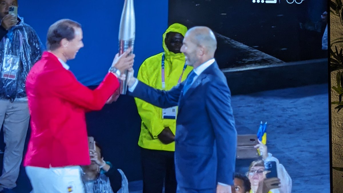 WafflestompO's tweet photo. Zinedine Zidane passes the Olympic Nang to Rafa Nadal.
#nangs #Olympic2024 #Paris2024
#OpeningCeremony https://t.co/M0Y7ifLF0y