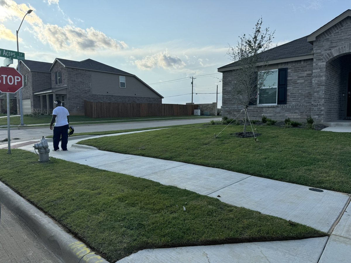 brotha_rhodes's tweet photo. One thing I’ve taught my son to do, is GRIND. For 6 years , he’s done lawn care in the spring & summer. At 17, @BJRho3 is part owner of #YardGuys https://t.co/o5SdpHZy4a