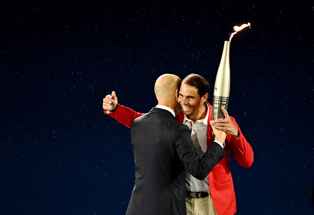 rtve's tweet photo. Guarden este momento porque es 𝐡𝐢𝐬𝐭𝐨𝐫𝐢��� 𝐝𝐞𝐥 𝐝𝐞𝐩𝐨𝐫𝐭𝐞.

Zinedine Zidane entregándole la antorcha a @RafaelNadal a los pies de la Torre Eiffel.

#SalutParisRTVE #Paris2024 #CeremoniaDeApertura https://t.co/ggCutgF2LK