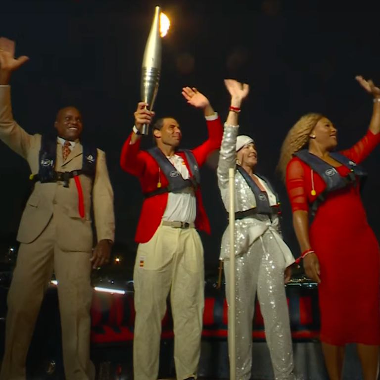 Rafa Nadal, Carl Lewis, Nadia Comaneci y Serena Williams llevando la antorcha olímpica en la ceremonia de inauguración de los Juegos Olímpicos de París 2024. Leyendas totales en el mundo del deporte. ESTO ES HISTORIA PURA.