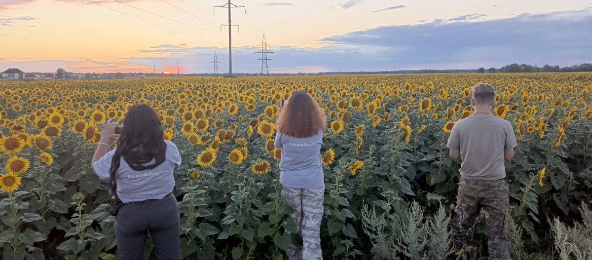 Первое впечатление обманчиво. Всё трое фотографируют)